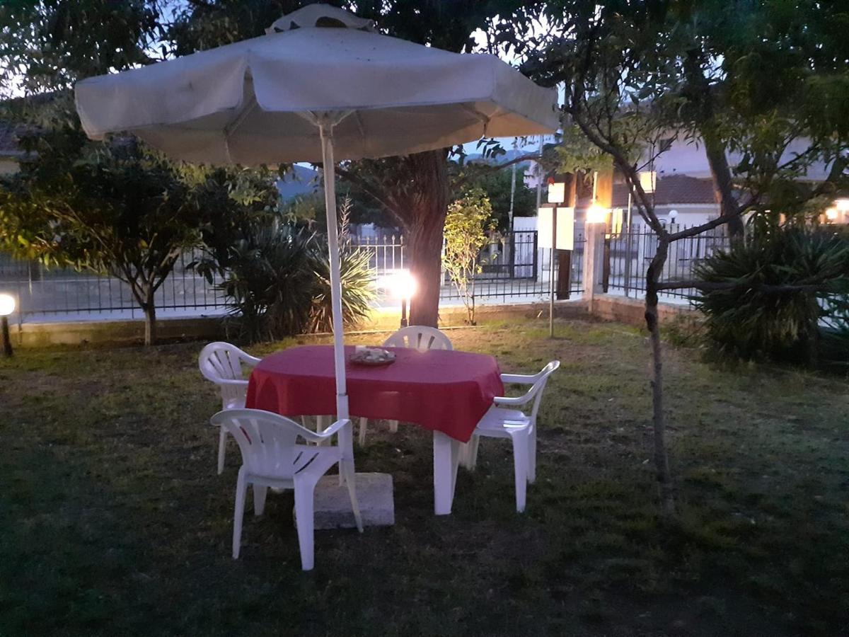 Polis΄ House Appartement Vrasná Buitenkant foto